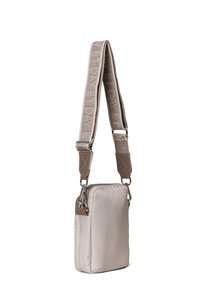 Borsa a tracolla in nylon beige con tasca con zip, caratterizzata da una tracolla in tessuto texturizzato con logo in rilievo e dettagli in metallo.