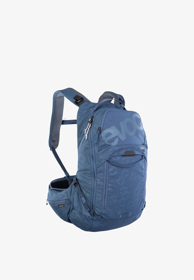 Sac à dos Blue Evoc Trail Pro avec bretelles rembourrées, plusieurs compartiments zippés et une ceinture de hanche avec une petite poche zippée.