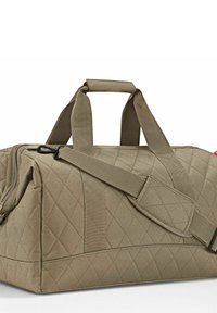 Bolsa de viaje acolchada color caqui con doble asa, correa para el hombro y cierre de cremallera. Presenta un patrón de diamantes y acentos de hardware en contraste.