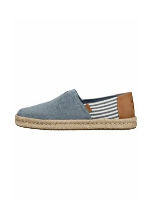 Leger slip-on Schuh mit blauem Stoffvorderteil, marineblau-weiß gestreiften elastischen Seitenteilen, beigem Lederabsatz und Juteseilsohle.