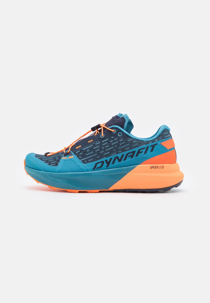 Blauwe en turquoise hardloopschoen met oranje accenten, voorzien van een ademende mesh bovenkant, een gevoerde zool en reflecterende details.