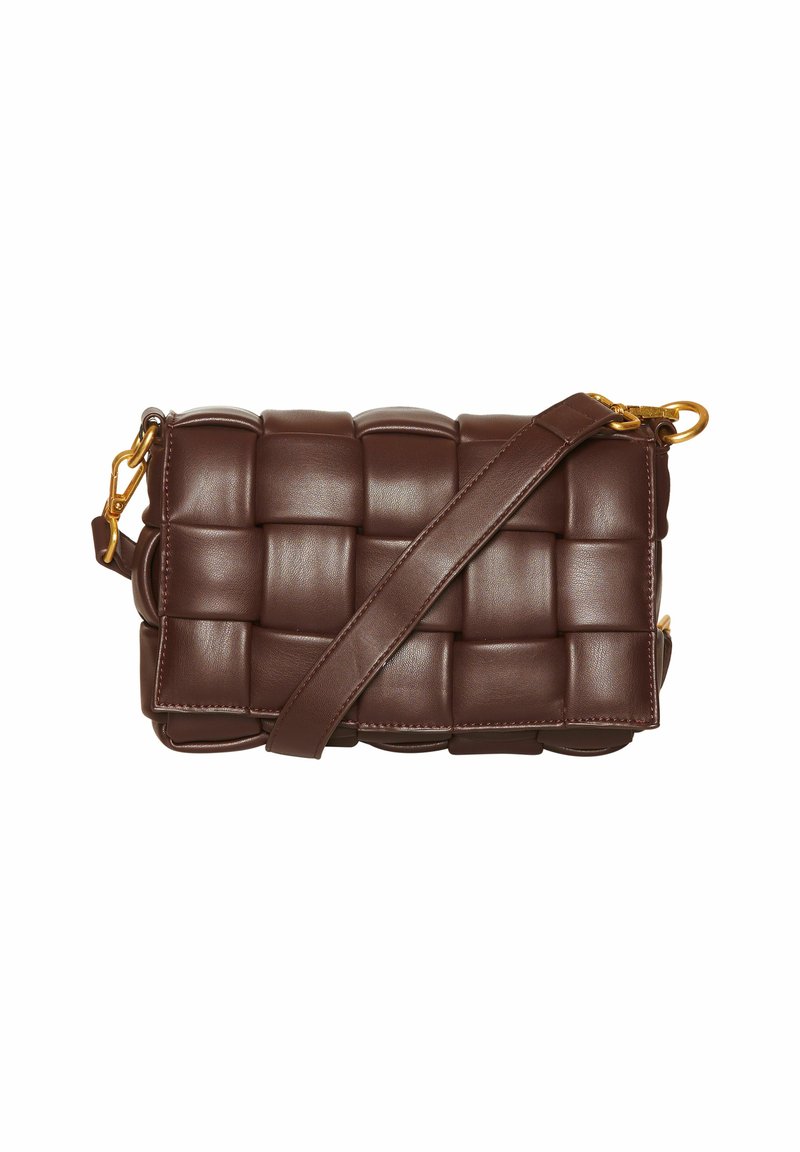 Hnedá kožená crossbody taška s prešívaným dizajnom, nastaviteľným popruhom a zlatými akcentmi. Hladká textúra s nadýchanými sekciami.