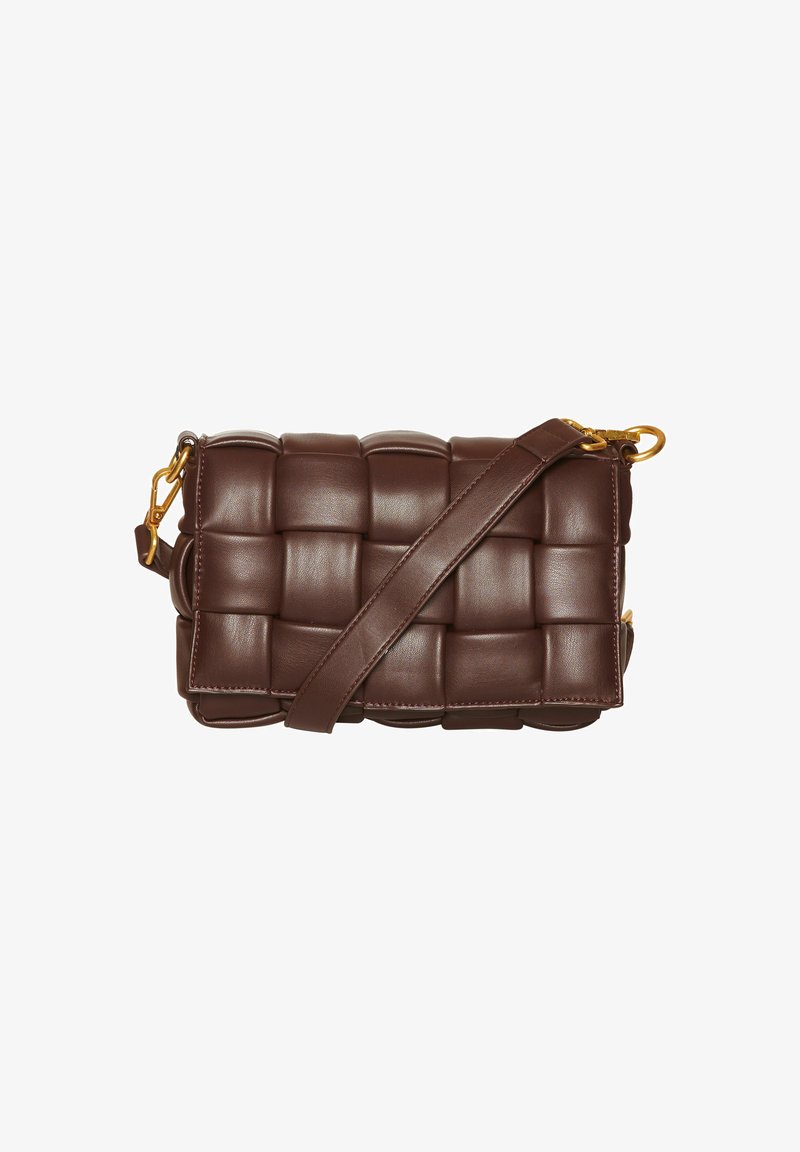 Borsa a tracolla in pelle marrone con design trapuntato, tracolla regolabile e dettagli in metallo dorato. Texture liscia con sezioni imbottite.
