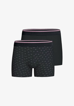 Deux paires de boxers noirs avec des tailles bordées de rose ; un uni noir, l'autre avec un petit motif à pois rose et blanc.