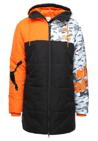 Giacca imbottita con un design a camo arancione, nero e grigio. Dotata di cappuccio, chiusura con zip e accenti a contrasto sulle maniche.