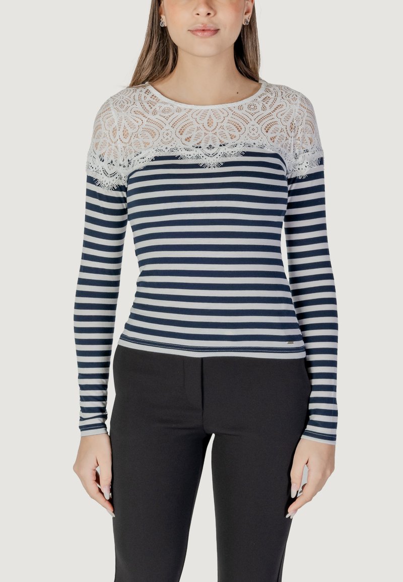 Maglietta a maniche lunghe a righe con strisce orizzontali blu navy e bianche, caratterizzata da un colletto in pizzo bianco e una silhouette aderente. Tessuto dalla texture liscia.