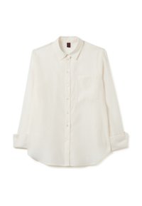 Camisa de botones de manga larga en color blanco roto, con bolsillo en el pecho y cuello, con las mangas arremangadas, exhibida sobre un fondo blanco.