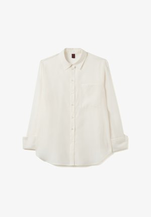 Camicia a maniche lunghe colore avorio con bottone, taschino sul petto e colletto, maniche arrotolate, esposta su uno sfondo bianco.