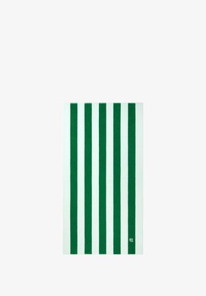 Grün-weiß gestreifter rechteckiger Handtuch mit einem kleinen weißen Logo nahe der unteren rechten Ecke auf einem grünen Streifen.