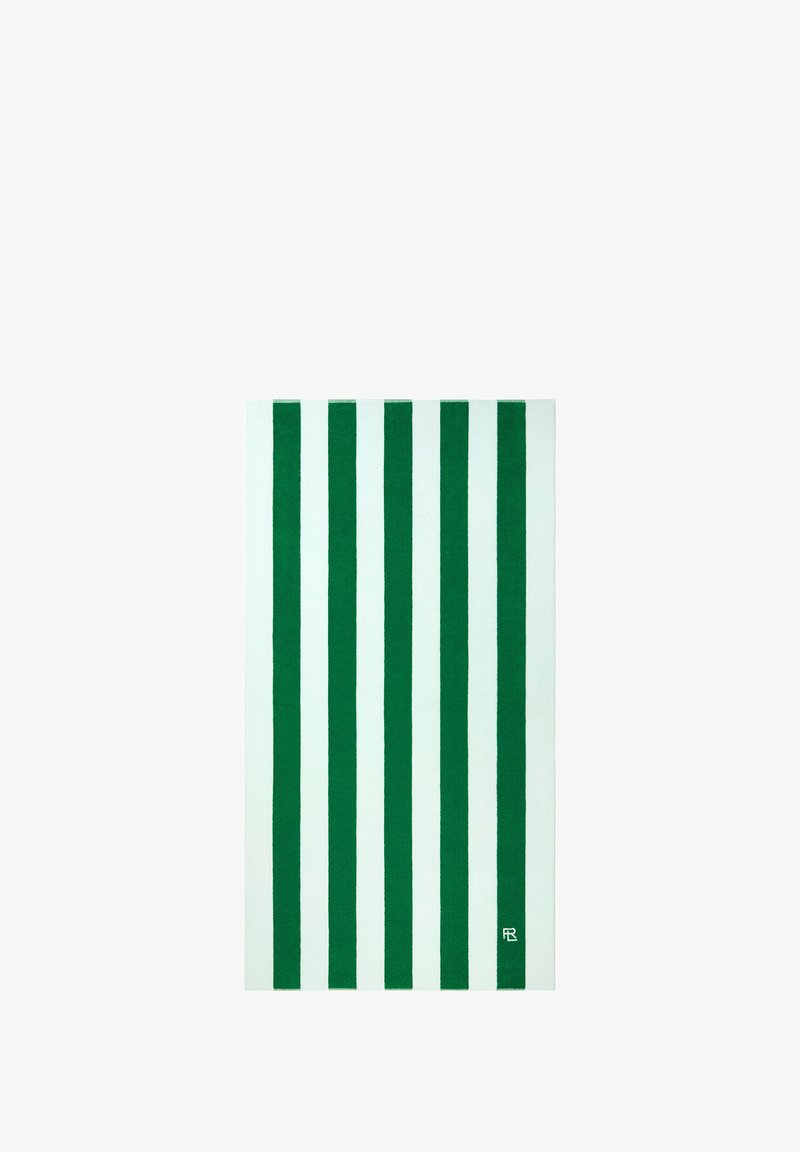 Asciugamano rettangolare a strisce verticali verdi e bianche con un piccolo logo bianco vicino all'angolo in basso a destra su una striscia verde.
