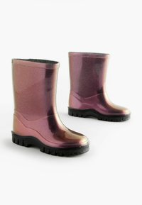 Růžové iridescentní gumové dešťové boty s texturovaným povrchem, černou gumovou podrážkou a výškou do poloviny lýtek. Funkce zaoblené špičky a protiskluzového vzoru.