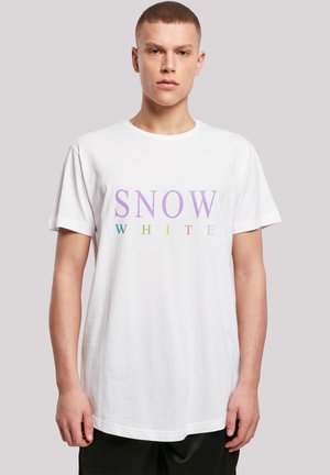 Hvit t-skjorte med korte ermer som har teksten "SNOW WHITE" i gradientfarger, med en avslappet passform og rund hals.
