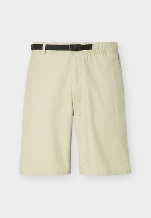 Pantalones cortos beige hasta la rodilla con cintura elástica y cinturón negro ajustable con cierre de hebilla.