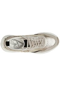 Sneakers beige chiaro con finitura metallica testurizzata, dettagli neri e design con lacci. Logo visibile sulla soletta.