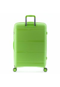 Maleta rígida verde con franjas horizontales, asa extensible gris, asa lateral y cuatro ruedas de 360 grados para facilitar la maniobrabilidad.