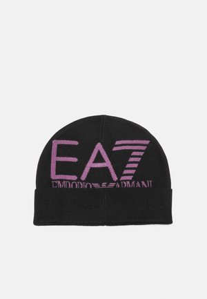 Zwarte gebreide beanie met een omgeslagen rand, voorzien van een opvallend paarse "EA7" logo en tekst in een moderne, blokvormige lettertype. Zachte textuur.