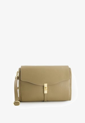 Beige Leder-Clutch mit strukturiertem Oberflächen, klappbarem Design, Goldbeschläge und abnehmbarer Schulterriemen.