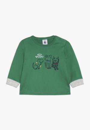 Groen babysshirt met lange mouwen en grijze manchetten, met drie cartoonhondjes en de tekst "Petit Bateau" op de voorkant.
