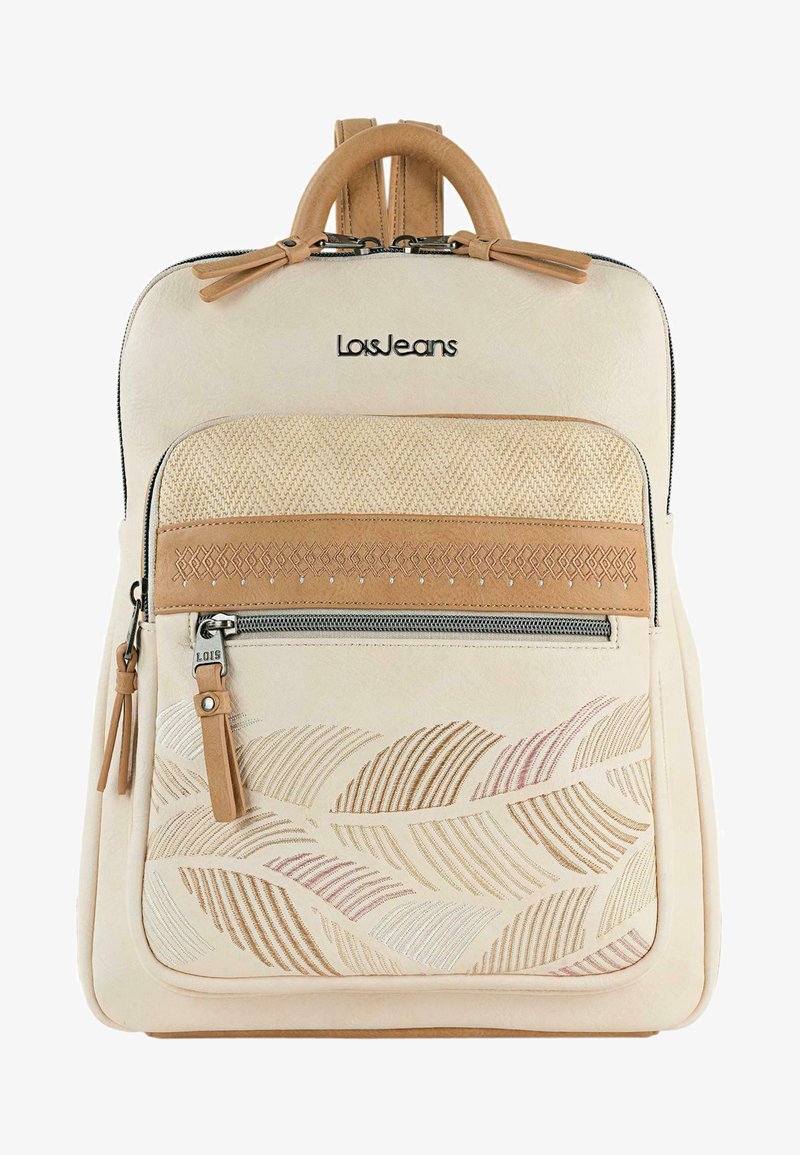 Mochila beige con acentos de cuero, que presenta intrincados patrones de hojas en dorado, rosa y crema. Cierre de cremallera plateada y correas dobles para los hombros.