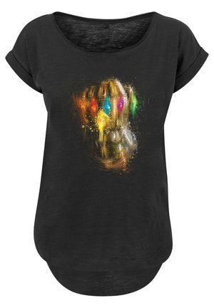 Melna īsām piedurknēm T-kreklu ar krāsainu grafiku, kurā attēlots cimda dūri, rotātu ar dzirkstošiem dārgakmeņiem, pret faktūru fona.