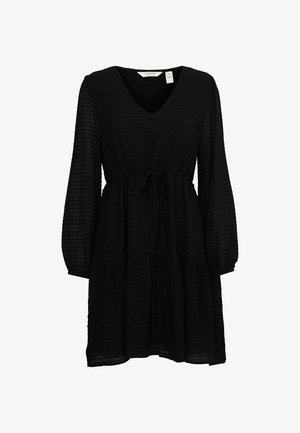 Melnā kleita ar V-veida dekoltē, garām piedurknēm un aukliņu jostu. Izgatavota no teksturēta auduma ar līmeņotu dizainu.