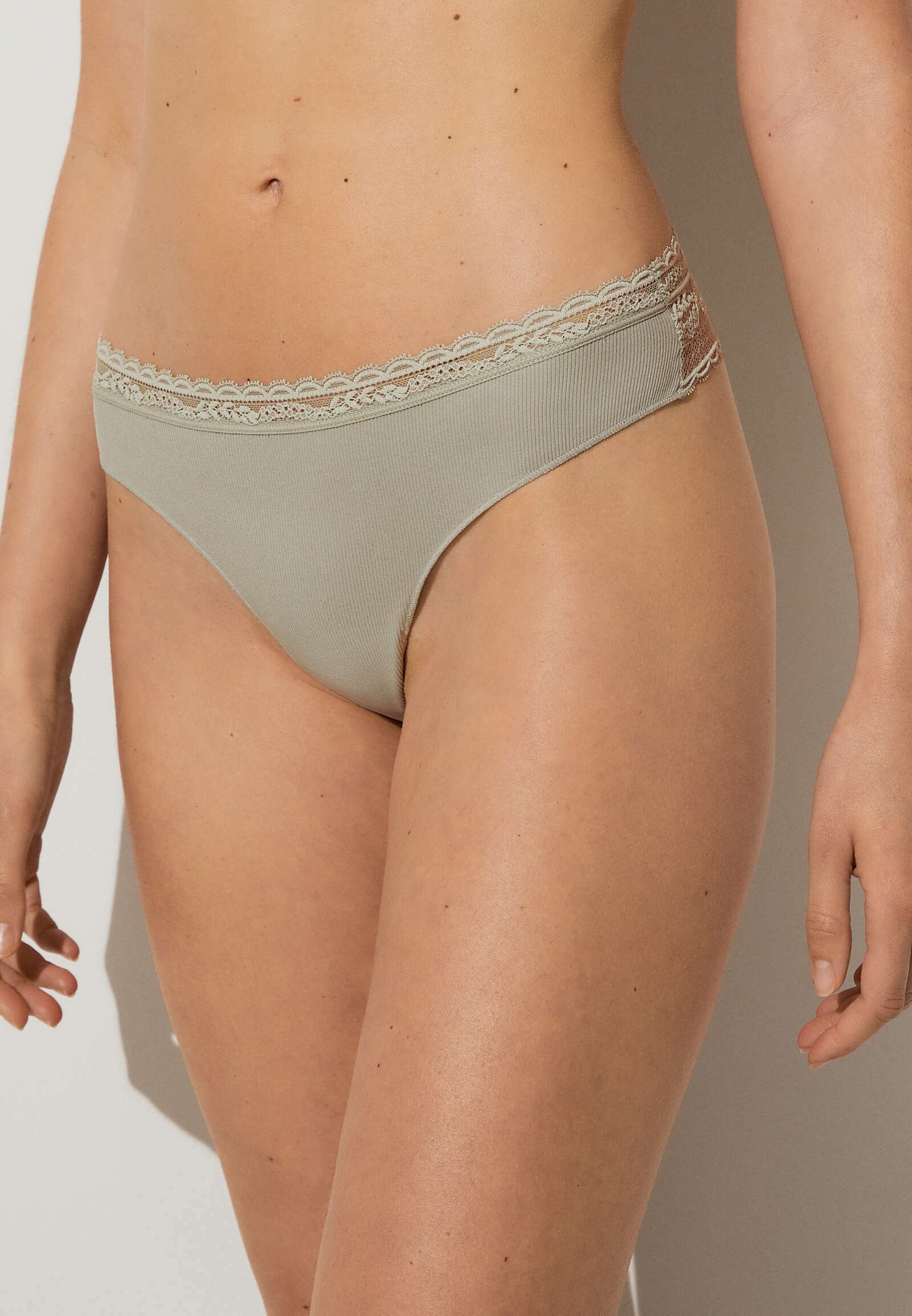 Femme MIT SPITZE - String Femme MIT SPITZE - String