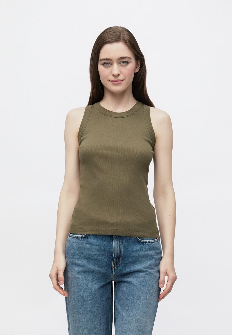 Oliwkowa prążkowana koszulka na ramiączkach z okrągłym dekoltem i bez rękawów, zestawiona z jasnoniebieskimi dżinsami. Gładka faktura, dopasowany krój.