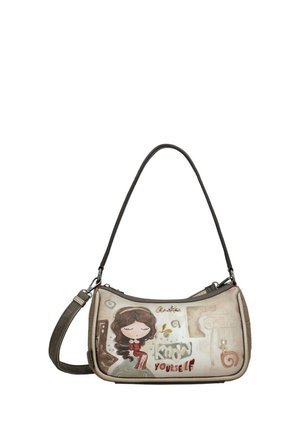 Piccola borsa a tracolla con tracolla scura, con una ragazza dei cartoni animati con gli occhi chiusi e la scritta "Conosci te stesso" su sfondo beige.