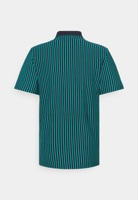 Chemise à manches courtes noire avec des rayures verticales turquoise, dotée d'un col uni foncé. Texture douce avec une coupe décontractée.