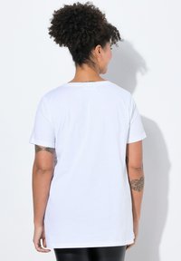 Witte t-shirt met korte mouwen in een ontspannen pasvorm, gemaakt van katoen, met een ronde halslijn en een afgeronde zoom, met een eenvoudig ontwerp.