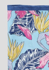 Tkanina w kwiaty z różowymi i żółtymi kwiatami na jasnoniebieskim tle, z ciemnoniebieskimi akcentami i szczegółowymi wzorami liści.