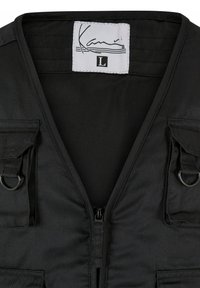 Musta liivi, valmistettu kudotusta kankaasta, jossa on vetoketjullinen etuosa, kaksi rintataskua läpät päällä sekä koko, joka on merkitty koolla Large.