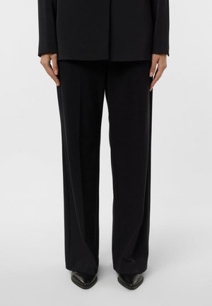 - Spodnie materiałowe