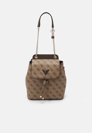 Sac seau marron Guess avec motif monogramme, fermeture à rabat, cordon de serrage et bandoulière chaîne avec poignée en cuir.