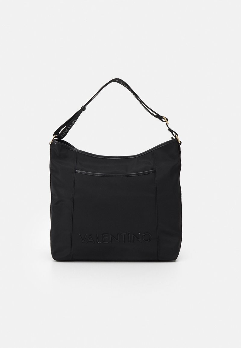 Musta olkalaukku pehmeällä tekstuurilla, jossa on vetoketjullinen tasku ja kohokuvioitu "VALENTINO" -logo. Säädettävä olkahihna kultaisilla yksityiskohdilla.