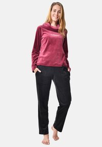 Unselected, weinrot schwarz