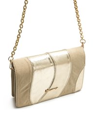 Clutch dorado y beige con diseño de patrón ondulado, hecho de material sintético liso y gamuza, con una correa de cadena dorada.