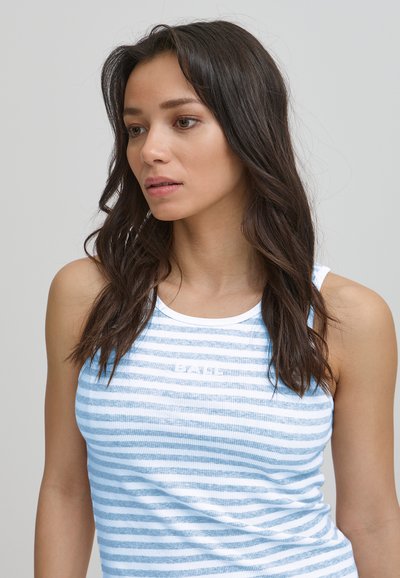 Sinine ja valge triibuline top, millel on ribakujuline tekstuur, ümmargune kaelus ja diskreetne logo detail ees.