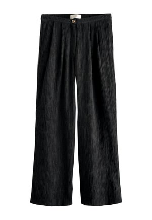 Svarte bukser med vide ben, tekstureret stof, elastisk talje, knaplukning og haser foran.