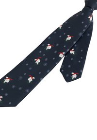 Tumši zils kaklasaite ar atkārtotu polārlāču zīmējumu, kuri valkā sarkanas šalles uz sniegota fona, izgatavots no gludas materiāla ar smalku spīdumu.