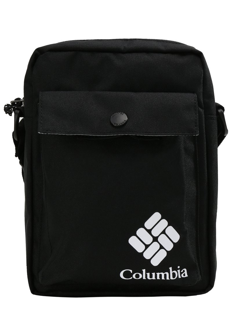 Bolso negro Columbia con un bolsillo delantero tapado por una solapa cerrada con un botón a presión negro y un logotipo blanco en la esquina inferior derecha.
