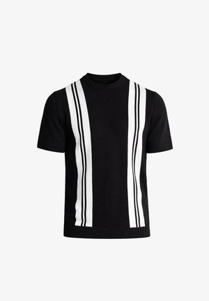 Čierna pletená košeľa s krátkym rukávom s dvoma vertikálnymi bielymi pruhmi s tenkými čiernymi líniami vpredu, rebrovaný okrúhly výstrih a lem.