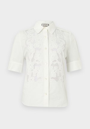 Chemise blanche à manches courtes avec boutons sur le devant, col pointu et panneaux en dentelle fleurie à l'avant.