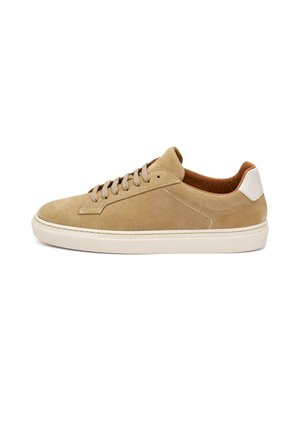 Sneaker beige in camoscio low-top con suola in gomma bianca, fodera interna color cuoio, lacci beige e toppa bianca sul tallone, vista laterale.
