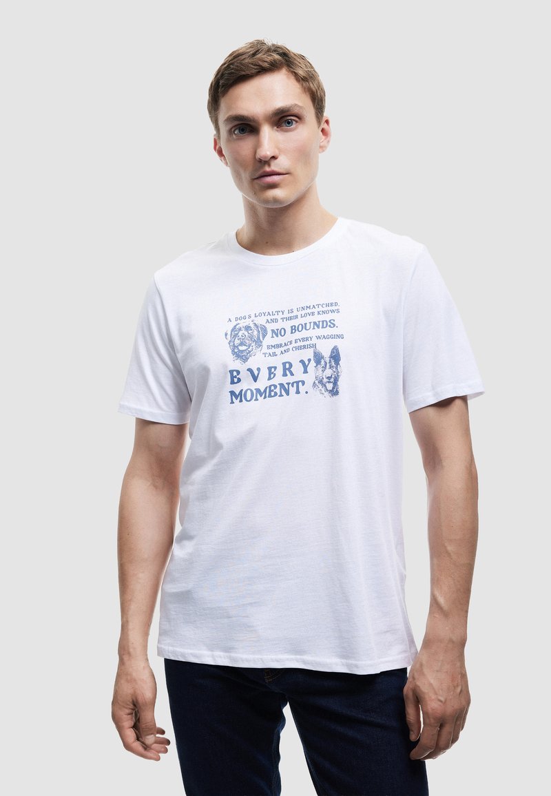 Camiseta de algodón blanca con texto gráfico azul e ilustraciones de animales. Mangas cortas, cuello redondo y corte relajado.