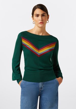 Grüner Pullover mit weitem Ausschnitt, der ein V-förmiges Muster in Rot, Gelb und Blau aufweist. Lange Ärmel mit gerippten Bündchen. Weiche Textur.