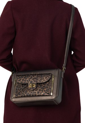 Remonte, REMONTE HANDTASCHE Q0723 - Cross body bag - animalprint