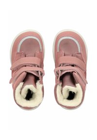 Botines rosas para toddlers con un interior suave y peludo, parte superior de textil, dos correas de Velcro ajustables y una suela de goma blanca texturizada.