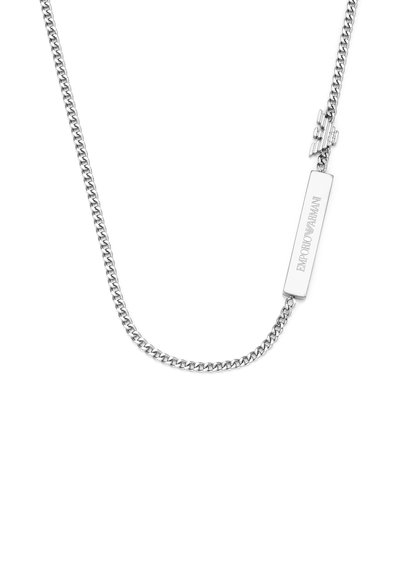 Collier en chaîne argentée avec une plaque rectangulaire gravée du texte « EMPORIO ARMANI », maillons lisses et design minimaliste.