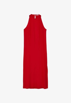 Abito rosso senza maniche con scollatura alta e schiena a occhiello. Caratterizzato da una linea dritta, spacco laterale e dettagli con cucitura diagonale. Realizzato in tessuto liscio.